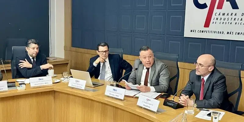 CICR recibe al Ministro y a la Viceministra de Comercio Exterior