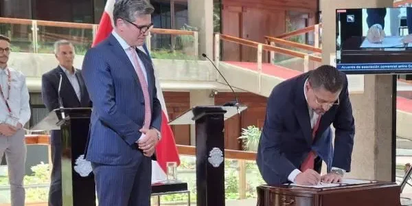 Costa Rica firma Tratado de Libre Comercio con Ecuador