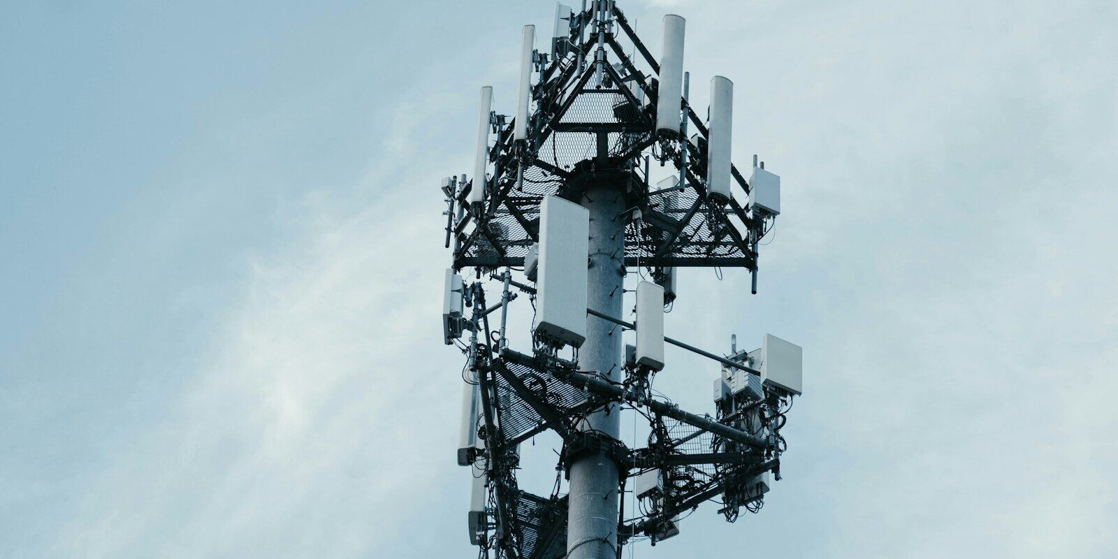 a tall antenna tower