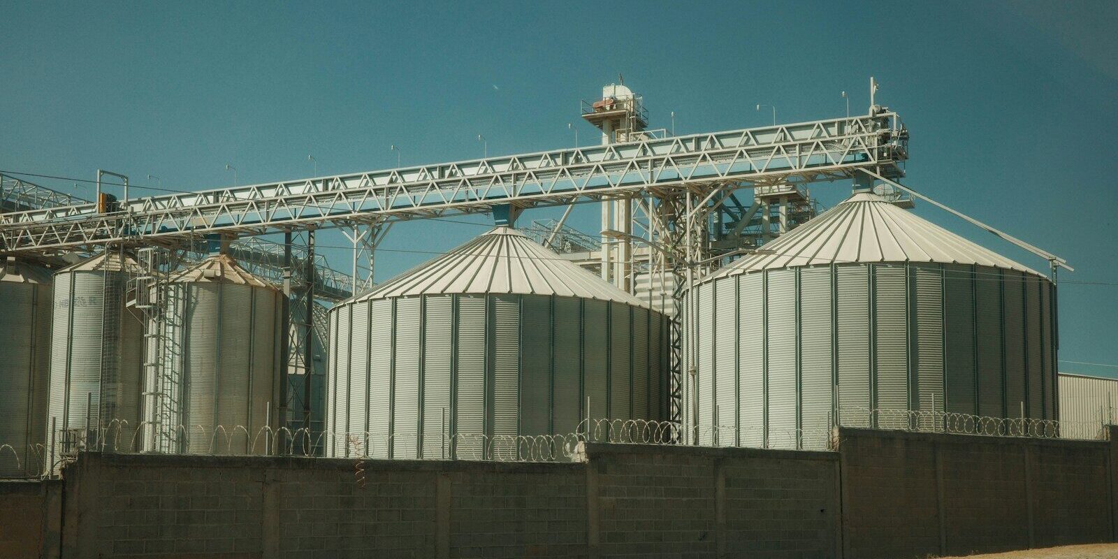 Industrial silos with conveyor belt system